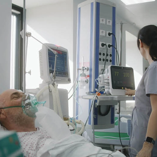 Kvindelig hospitalsansat tilser patient