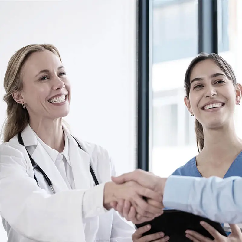 Om os – test-meeting Smilende kvinder hilser