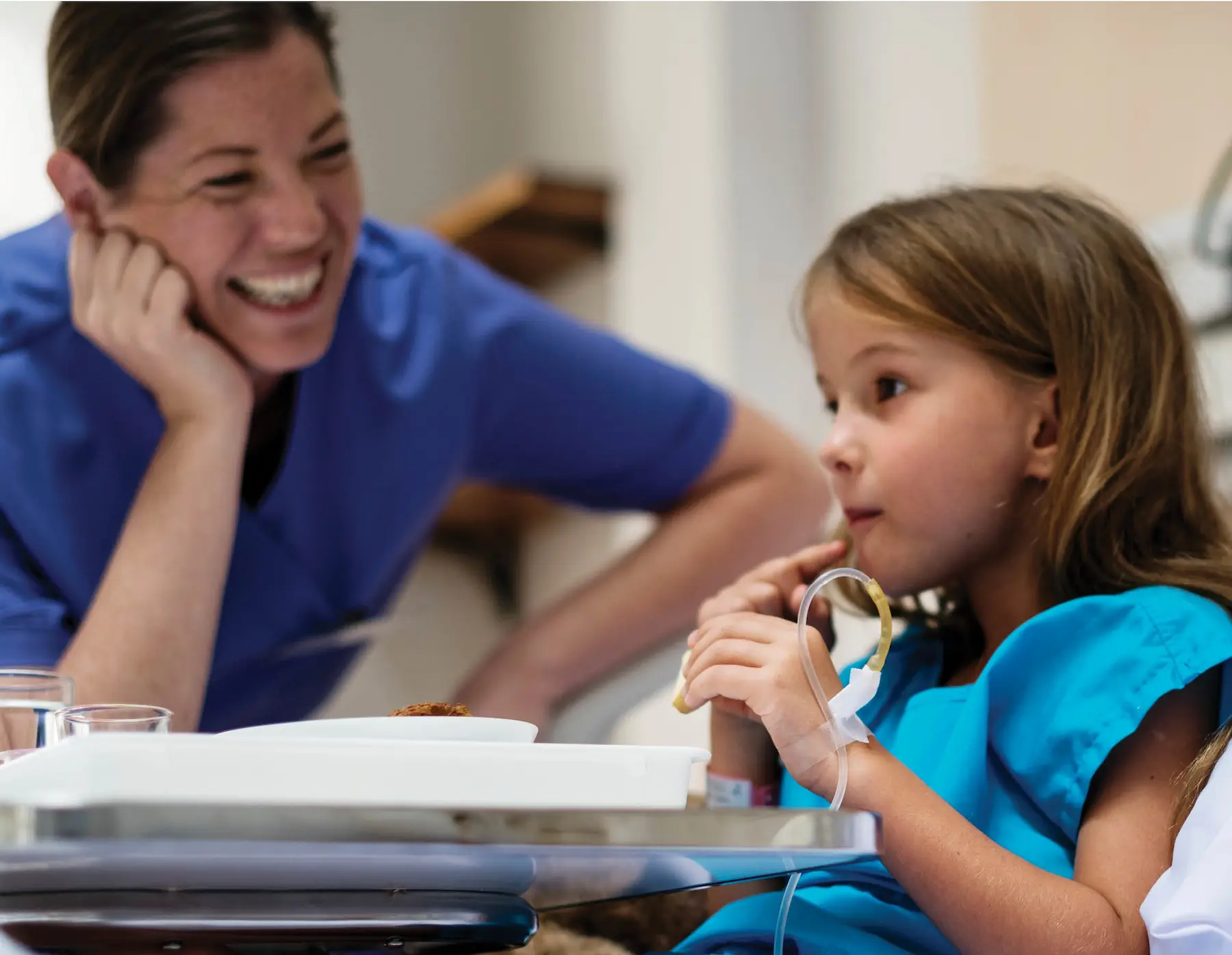 Hospitalsansat med børnepatient