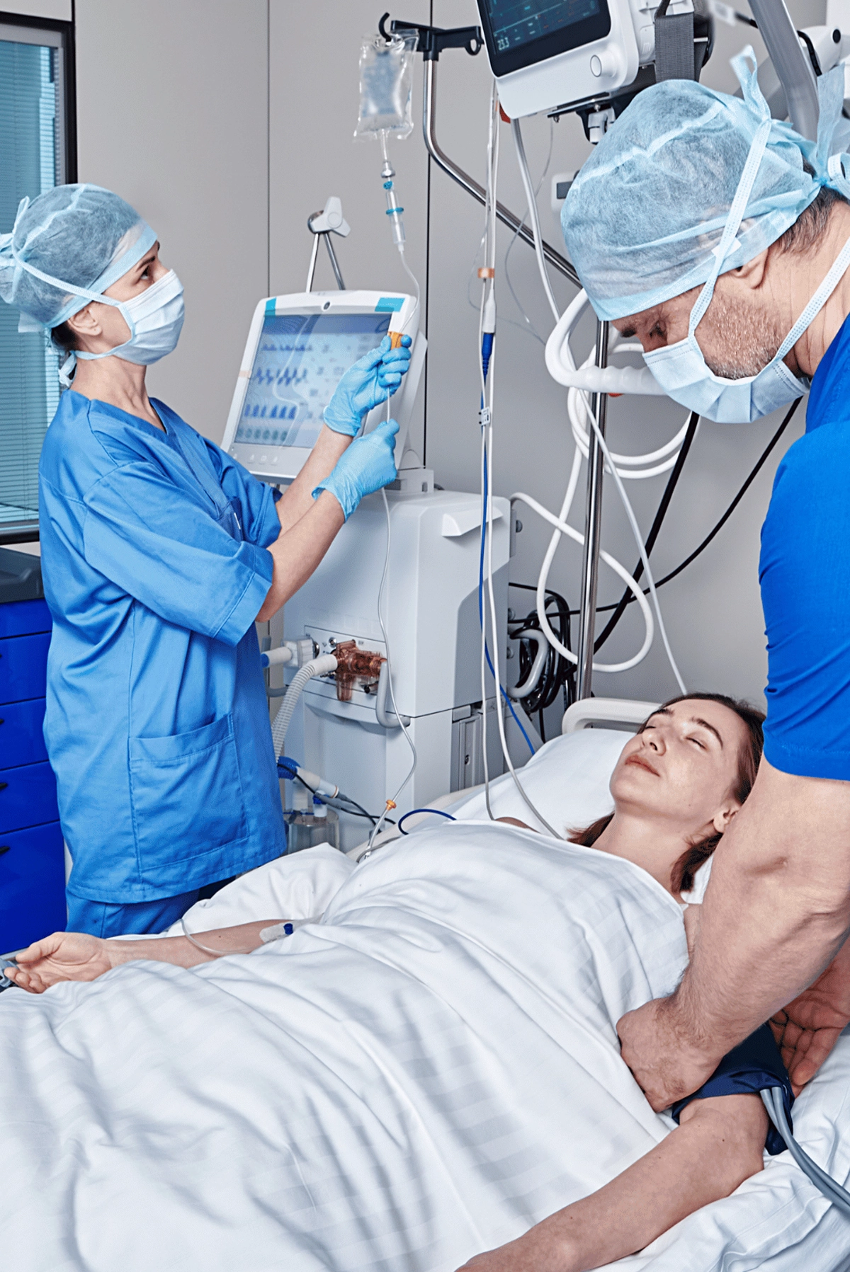 Hospitalsansatte i færd med at tilse patient