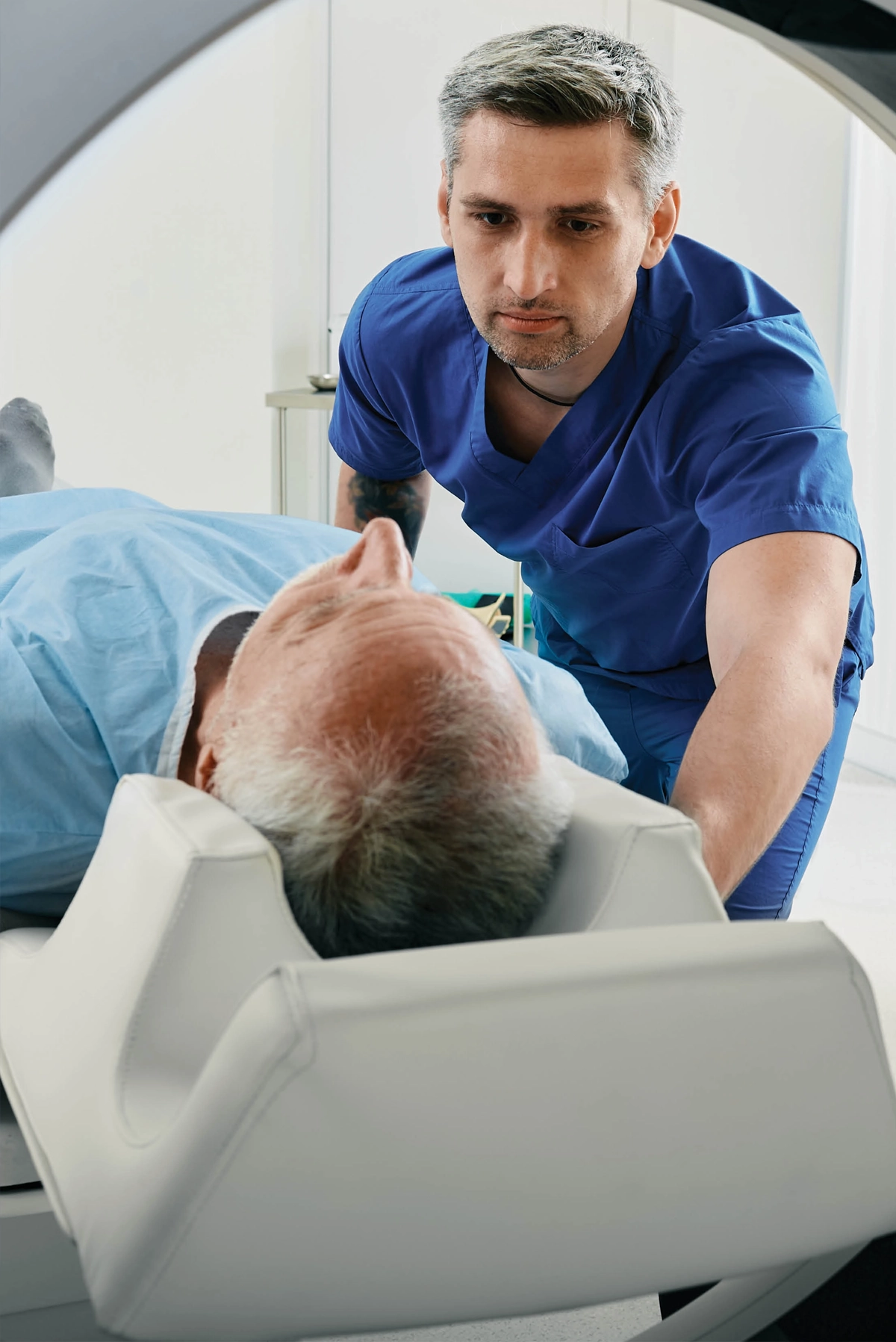 Hospitalsmedarbejder hjælper patient i forbindelse med en scanning