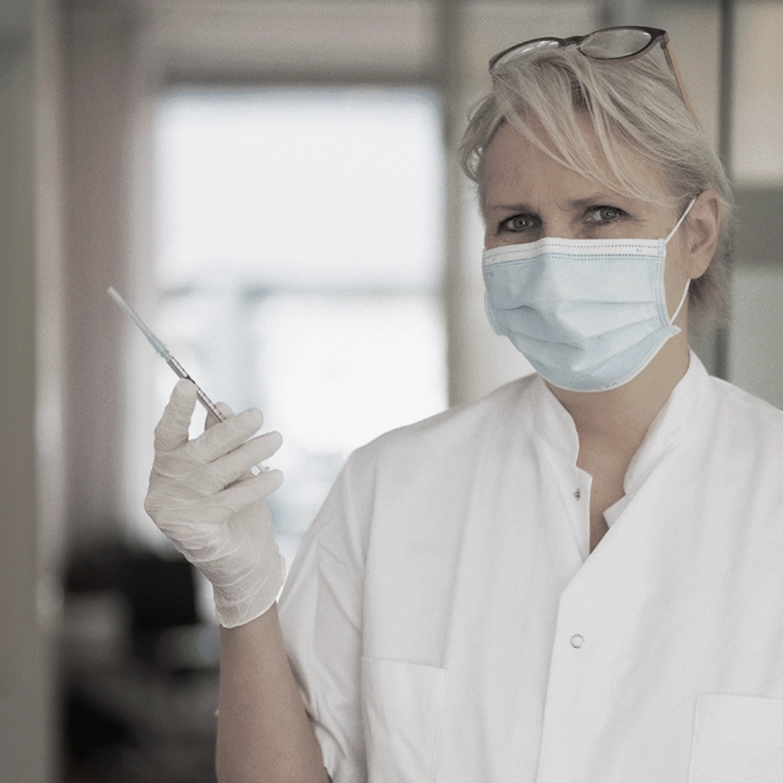 Sundhedsfaglig medarbejder står klar med en vaccination