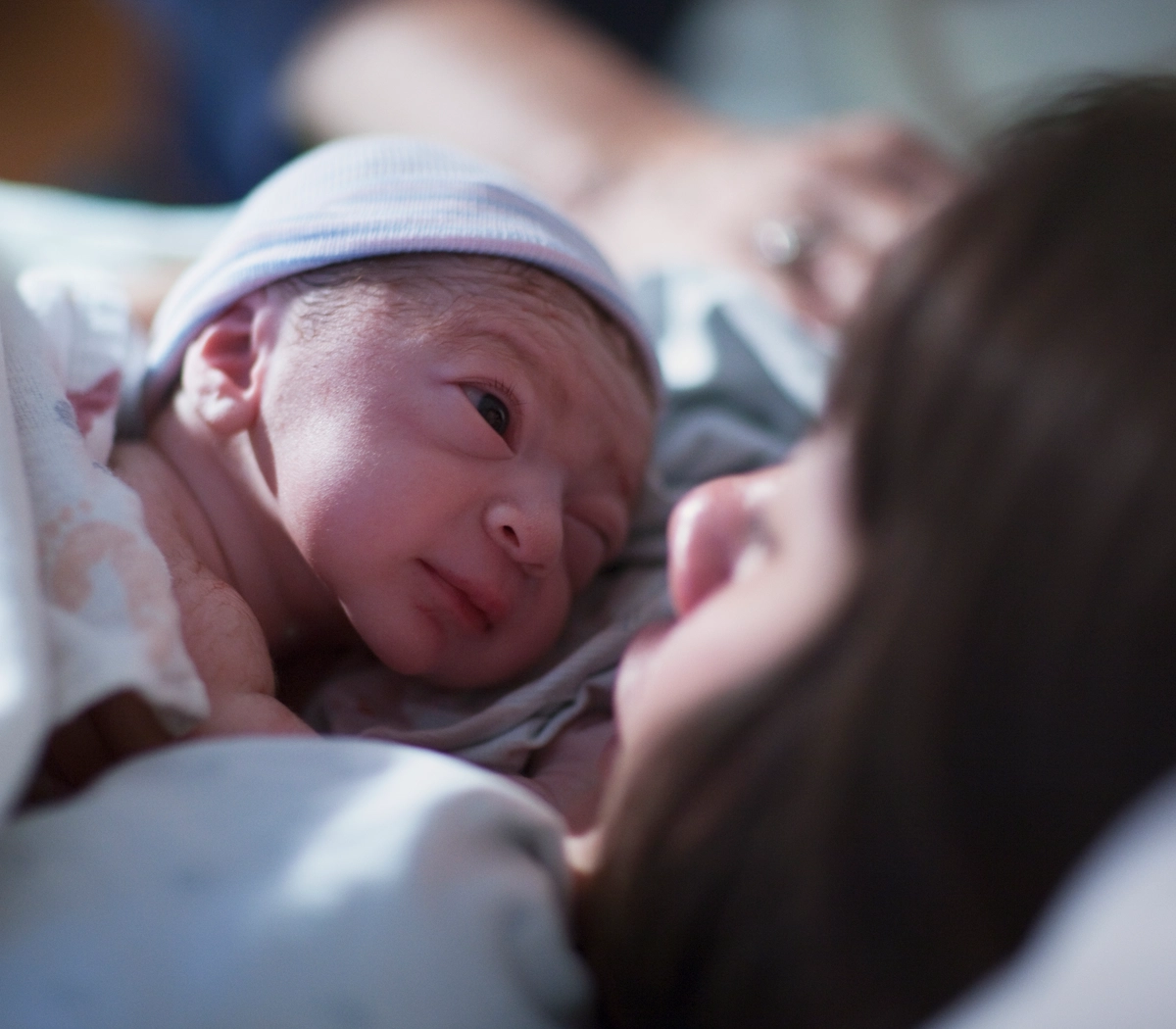 Nyfødt baby med mor