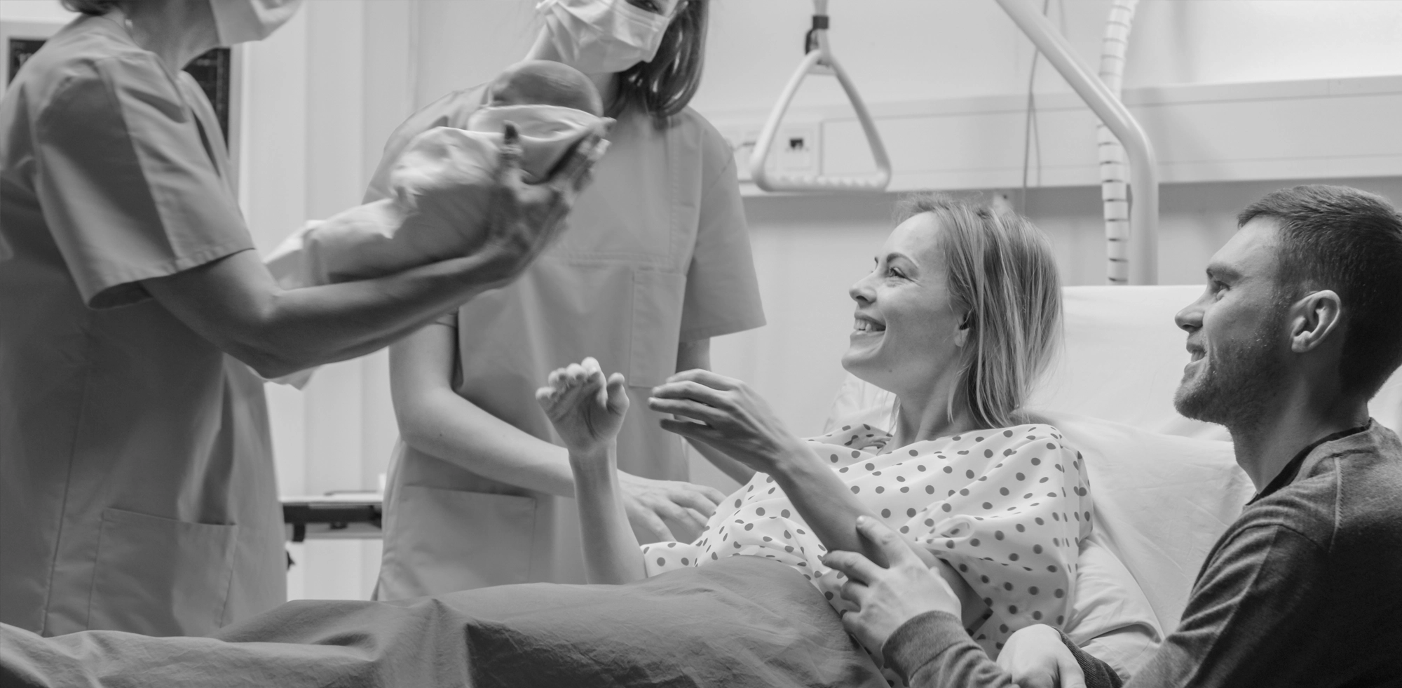 Jordemoder giver spædbarn til nybagte forældre