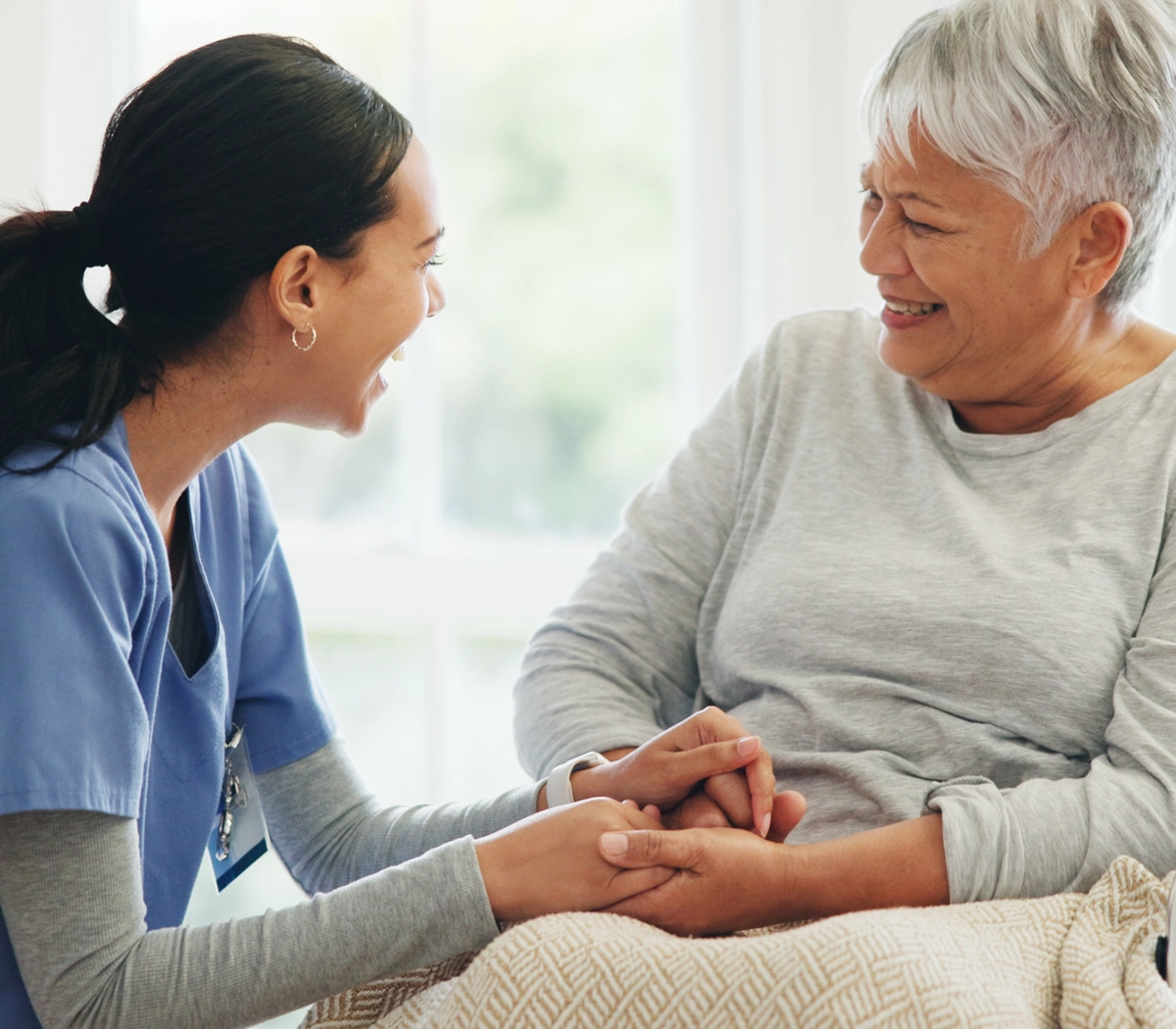 SOSU-assistent taler med ældre kvinde
