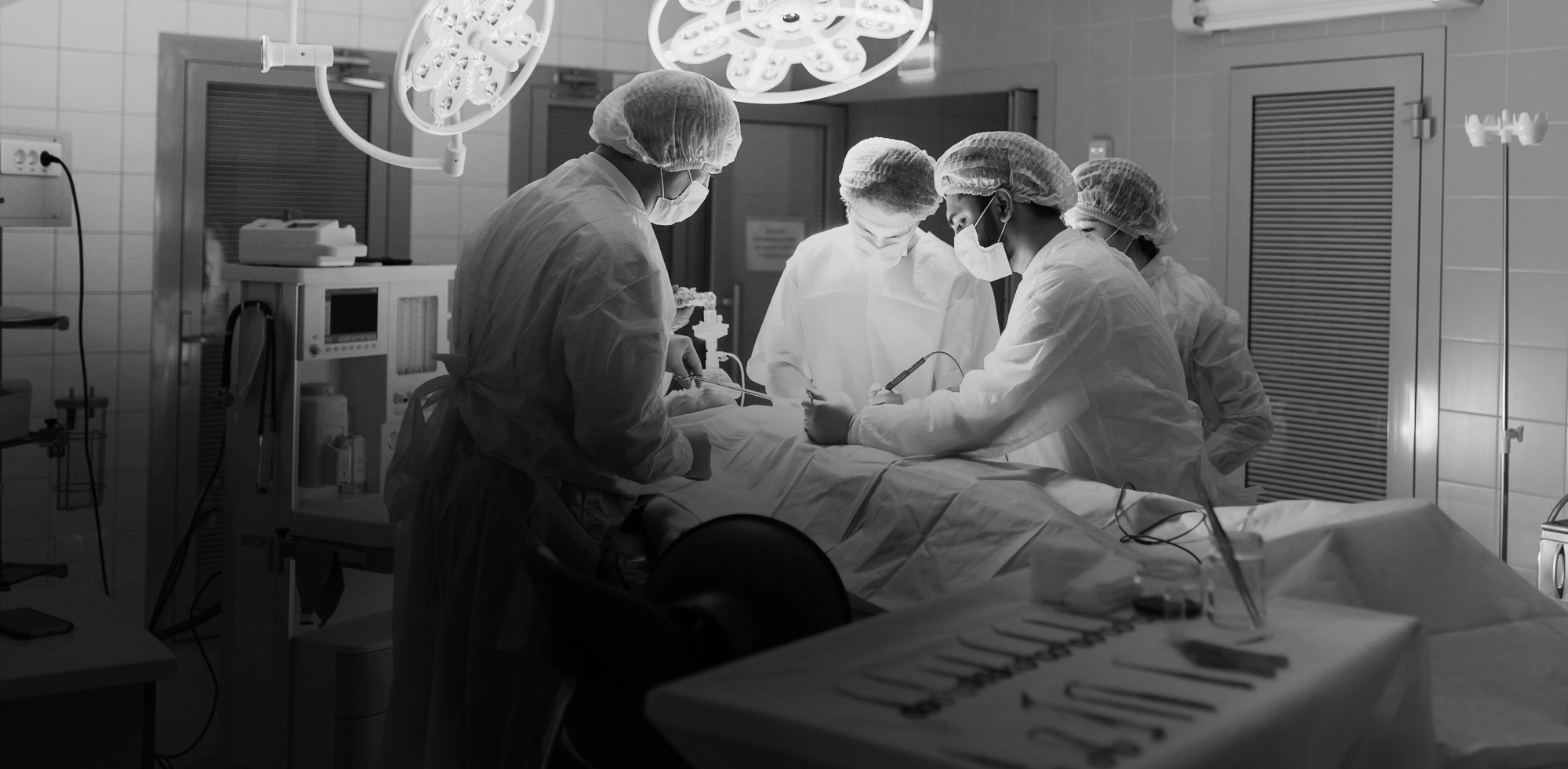 Speciallæger udfører operation på hospital