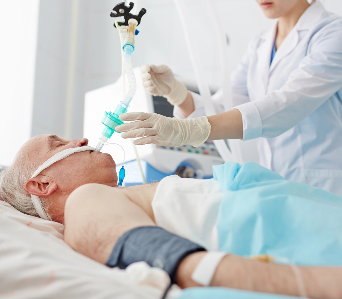 Specialsygeplejerske tilser ældre patient