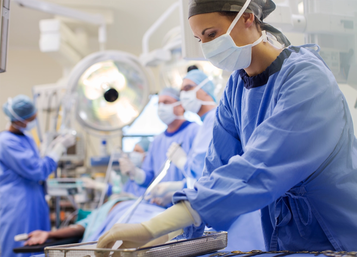 Specialsygeplejerske arbejder under en operation på et hospital