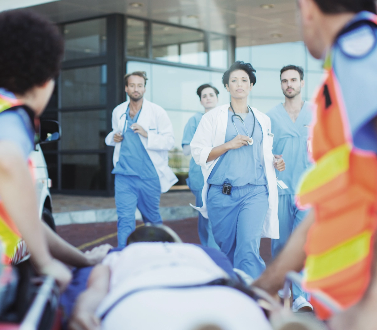 Specialsygeplejersker løber mod akutpatient