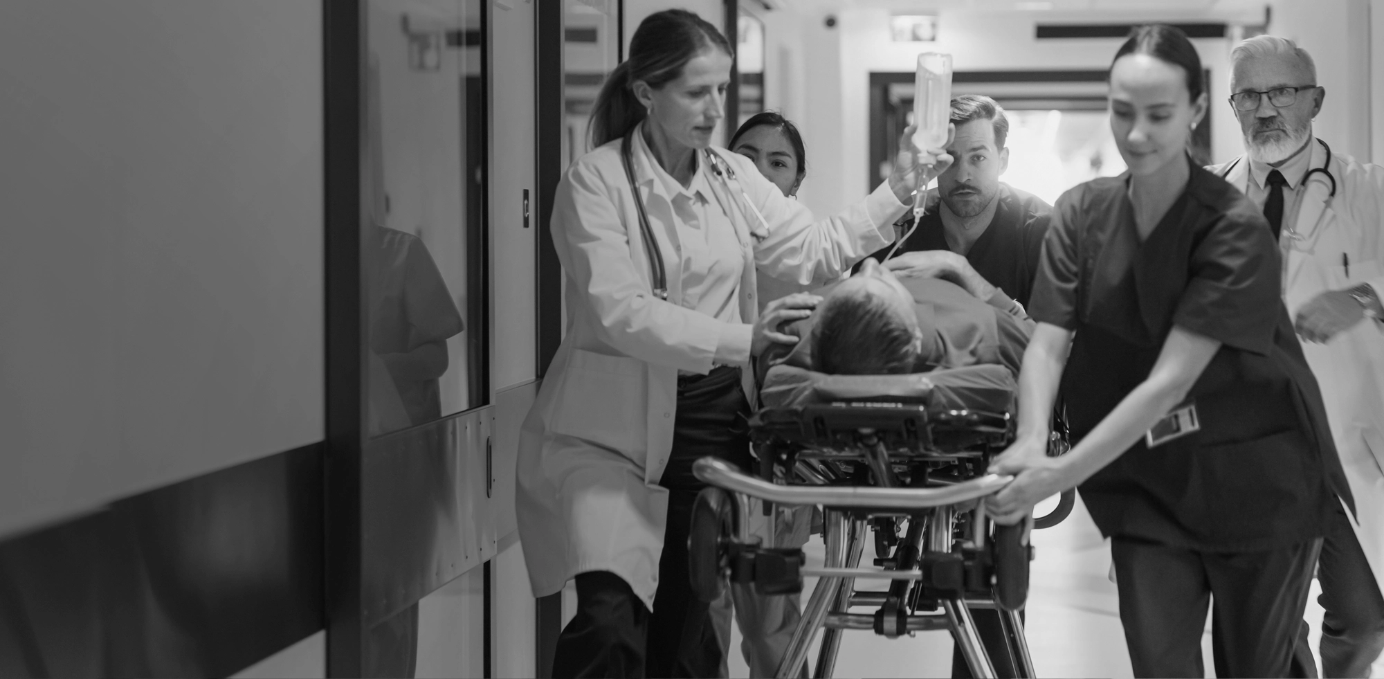 Hospitalspersonale behandler patient