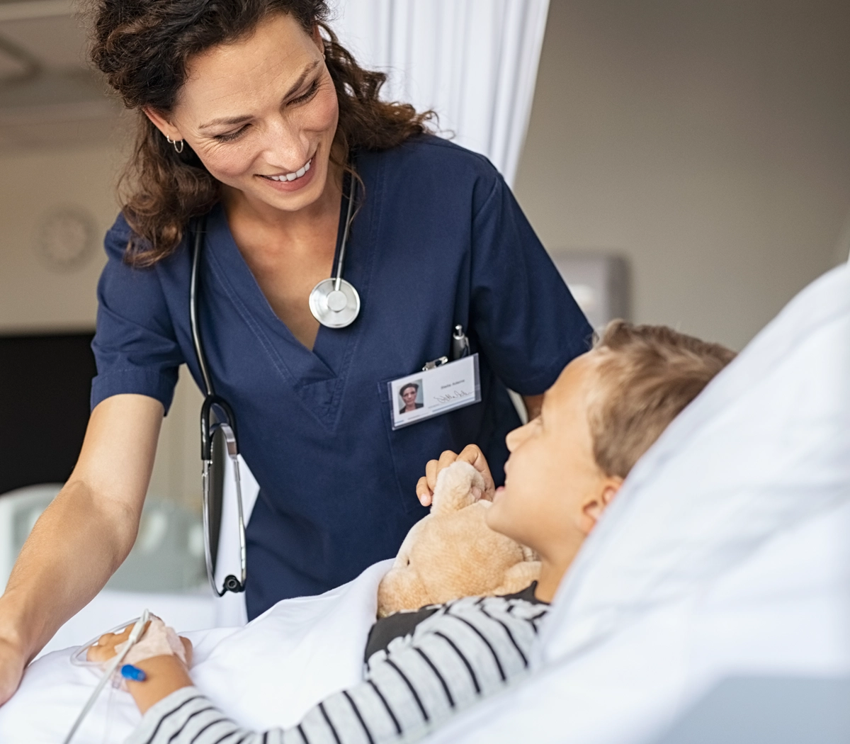 Sygeplejerske med ung patient