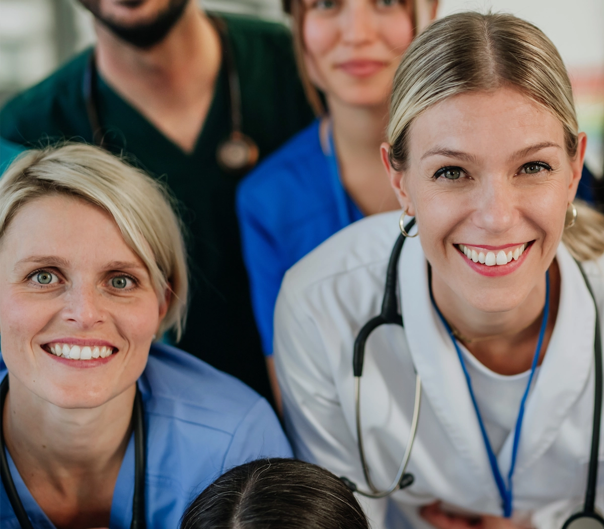 Sygeplejersker smiler sammen