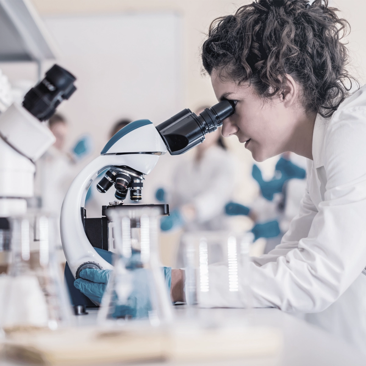 Kvindelig medarbejder i et laboratorium