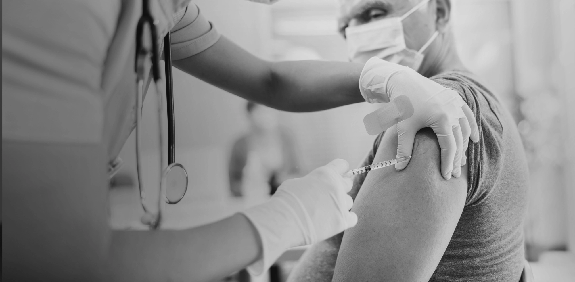 Ansat vaccinerer patient