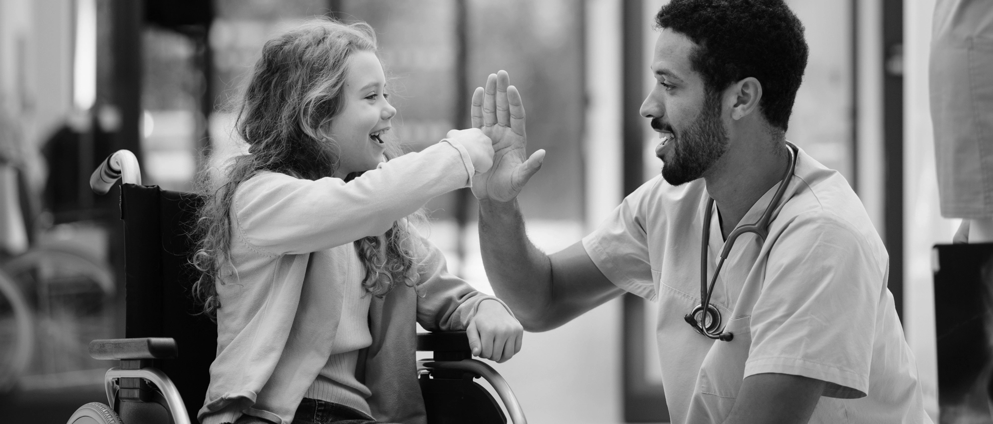 Hjemmehjælper laver high five med et barn