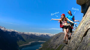 To kvinder bestiger et norsk bjerg