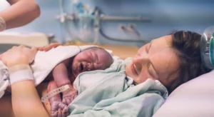 Kvinde med nyfødt baby