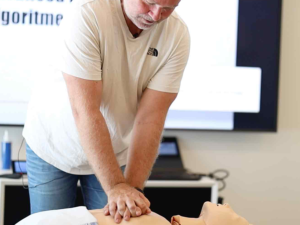 Mand på HLR-kursus
